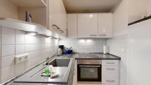 strandnahe FeWo mit Schwimmbad im Haus, Liebeskind 01, Binz