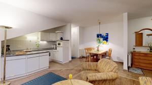 strandnahe FeWo mit Schwimmbad im Haus, a cappella 07, Binz