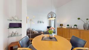 strandnahe FeWo mit Schwimmbad im Haus, Liebeskind 80, Binz