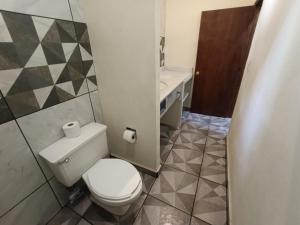 HABITACION PRIVADA CON BAÑO PRIVADO, VENTILADOR, WiFi Y RESTAURANT