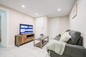 Lower-Level Classic House in Richmond Hill