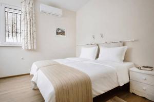 2BR Apt - Parking - Central - 1st floor - ACs