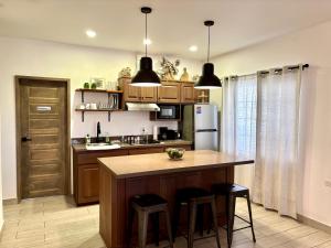 Stylish Apartments - 10 Minutes to Airport & Water Taxi, close to Best Western