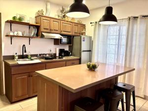 Stylish Apartments - FREE Bikes, Nice Area & Cozy Patio, 10 Minutes to Airport