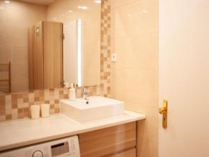 Apartment Just4u Wohnung 2 mit AC in der Nähe von Lissabon und Strand by Interhome