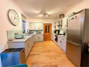 Private All-Weather Hot Tub House, Fire Pit, Free Parking, Near City Centre, Freeman Hospital, Great Transport Links