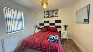 King Bed Flat with Garden, Walks & Private Parking