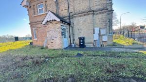 King Bed Flat with Garden, Walks & Private Parking