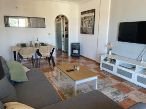 Top-Floor 2BR with Private Solarium & Mountain View’s
