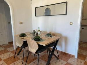 Renovated Top-Floor 2BR | Sunny Balcony & Golf