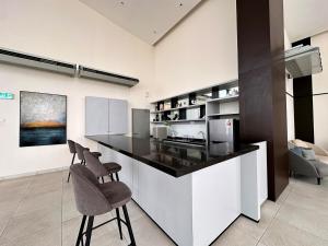 500m walking to CIQ I 2 day -20 Percent Offer I 7pax 2BR, Free Netflix and Viu ,1 carpark
