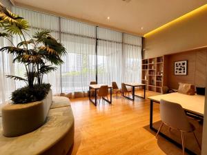 500m walking to CIQ I 2 day -20 Percent Offer I 7pax 2BR, Free Netflix and Viu ,1 carpark