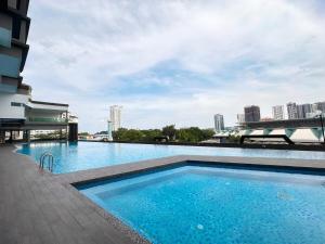 500m walking to CIQ I 2 day -20 Percent Offer I 7pax 2BR, Free Netflix and Viu ,1 carpark
