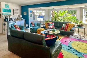 1 Mi to Dtwn: Sun-Soaked Cape Coral Getaway!