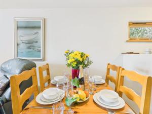 1 Arvor – Two-Bedroom Apartment with Parking at Maenporth Beach! Cornwall