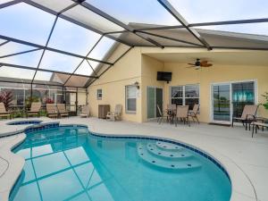 Holiday Home Nur wenige Minuten von Disney Pool- Spa und Seeblick by Interhome