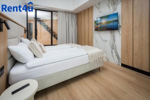 Lake Sky View Apartment by Rent4You