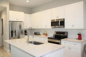 SWFL Lake McGregor Home Entire Home