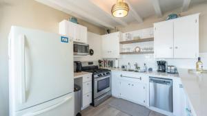 Stylish Newport Condos w Dock Access Walk to Balboa Fun Zone and Beach