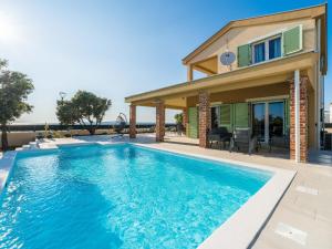 Holiday Home Villa Mar am Strand mit beheiztem Pool- Jacuzzi by Interhome