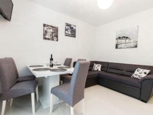 Apartment Wohnung mit Blick auf das Wasser by Interhome