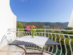 Apartment Wohnung mit Blick auf das Wasser by Interhome