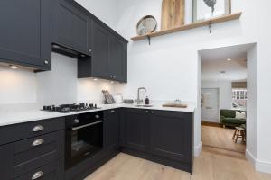 Luxurious renovated cottage with log burner