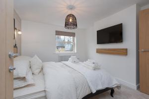 Luxurious renovated cottage with log burner