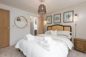 Luxurious renovated cottage with log burner