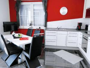 Apartment Perla 3 mit Blick auf das Wasser by Interhome