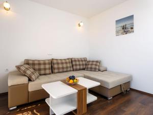 Apartment in Dugi Rat mit Großer Terrasse by Interhome