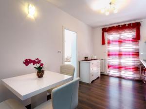 Apartment in Dugi Rat mit Großer Terrasse by Interhome