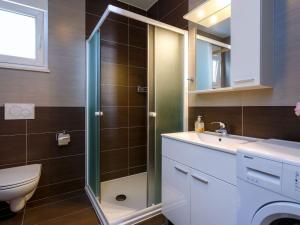 Apartment in Dugi Rat mit Großer Terrasse by Interhome