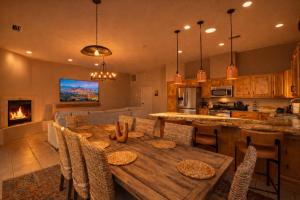 6BD 3BA Heated Pool & Spa Fire-pit BBQ Billiards