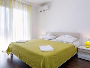 Apartment in Dugi Rat mit Großer Terrasse by Interhome