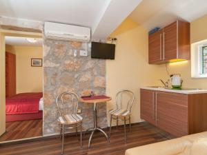 Apartment Große Ferienwohnung in Omiš mit Privatem Balkon by Interhome