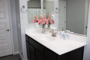 Modern Desert Retreat with and Mountain View