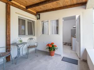 Holiday Home Apartment Kuna by Interhome