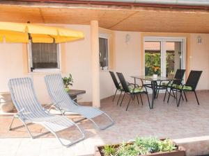 Holiday Home Hochwertiges Ferienhaus Steffi mit Terrasse by Interhome