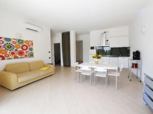 Apartment Dreizimmerwohnung mit teilweiser Seesicht by Interhome