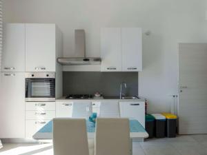 Apartment Wohnung mit Meerblick und privater Garage by Interhome