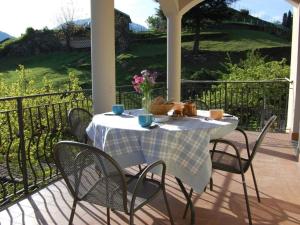 Apartment Wohnung Annetta mit Sicht auf See und Berge 75 m² by Interhome