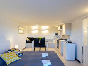 Apartment Einzimmerwohnung mit Terrasse und Blick auf den Berg by Interhome