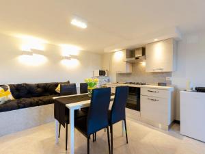 Apartment Einzimmerwohnung mit Terrasse und Blick auf den Berg by Interhome