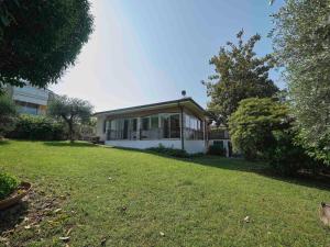 Holiday Home mit Seeblick und privatem Garten by Interhome