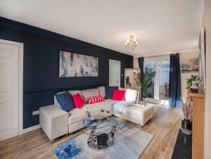 3 Bed Rest Home Middleton M24 Sleeps 8