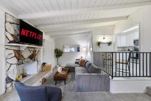 4BR Family Retreat with Hot Tub Games & Fire Pit