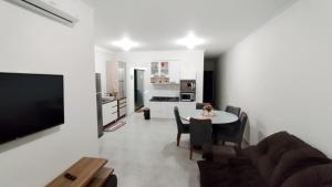 Casa confortável com 2 quartos, ar condicionado, à 600m do mar