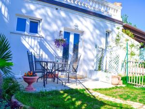 Apartment mit privatem Garten- Meerblick und Gemeinschaftspool by Interhome