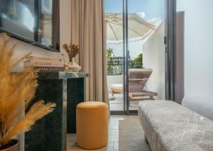 1BR Sunlit Modern Retreat with Private Sunbeds